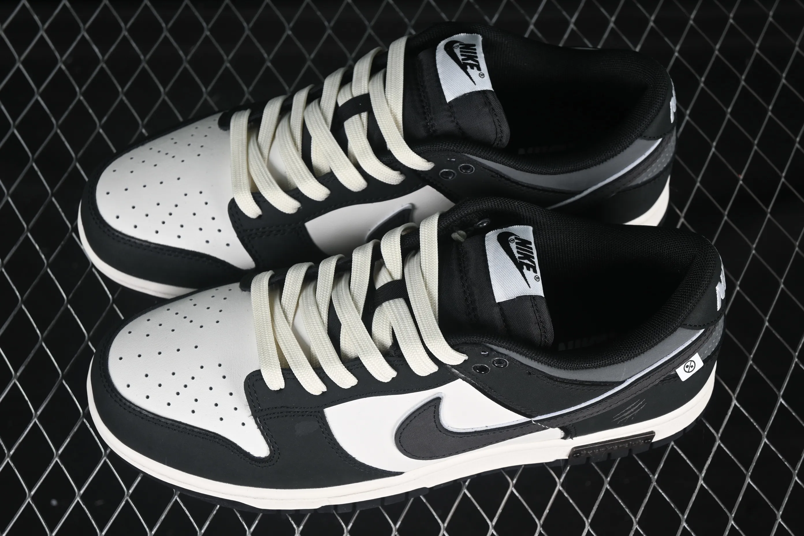 All categories Nk SB Dunk Series Nk SB Dunk Low High-end customized low-top sneakers Nk SB Dunk Low Legend of the Wolf Anniversary high-end customized low-top casual sneakers BW1220-008